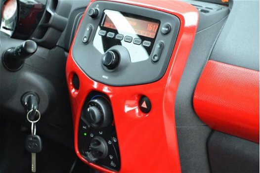 Toyota Aygo - 1.0 VVT-i x-play Airco Cpv Bluetooth USB APK-06-2021 Nwe-koppeling - 1