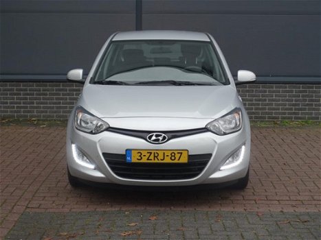 Hyundai i20 - 1.2i i-Deal - 15'' LMV | Trekhaak(945KG) | Bluetoo th - 1