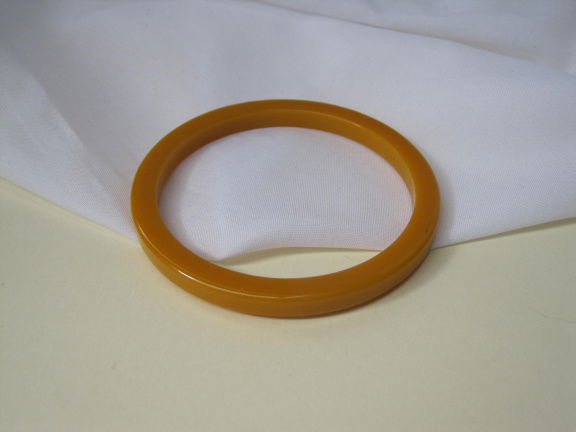 Armband kunststof oranje mosterd kleurig 6.3 cm - nr. 1