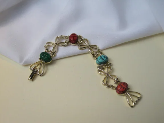 Armband goudkleurig met kunststof scarabees en bloemschakels 18 cm - Afbeelding 3