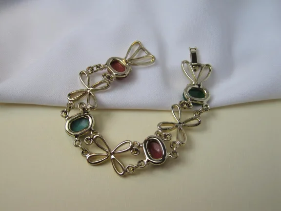 Armband goudkleurig met kunststof scarabees en bloemschakels 18 cm - Afbeelding 4
