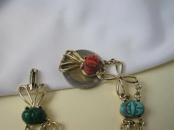 Armband goudkleurig met kunststof scarabees en bloemschakels 18 cm - Afbeelding 5