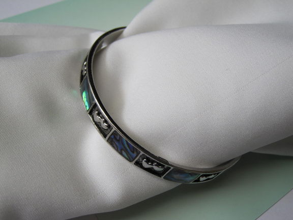 Armband zilverkleurig hartjes en abalone parelmoer 6.6 cm - nr. 1