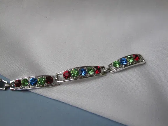 Armband zilverkleurig met rood, blauw en groene kristal rijnstenen 18.7 cm. - nr. 1