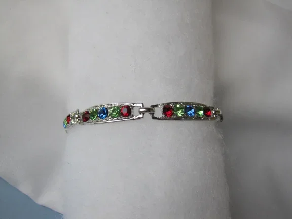 Armband zilverkleurig met rood, blauw en groene kristal rijnstenen 18.7 cm. - Afbeelding 2