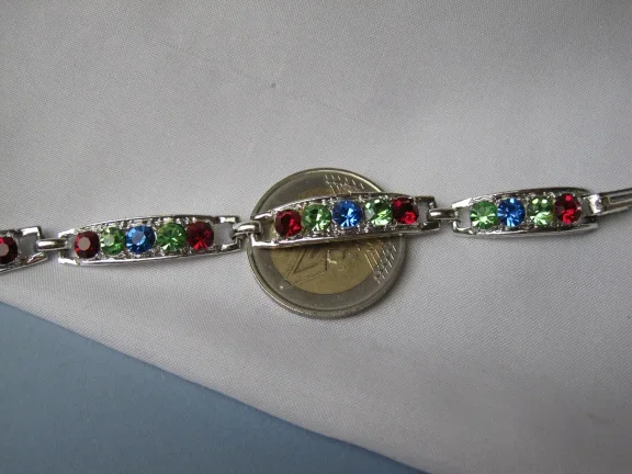 Armband zilverkleurig met rood, blauw en groene kristal rijnstenen 18.7 cm. - Afbeelding 4
