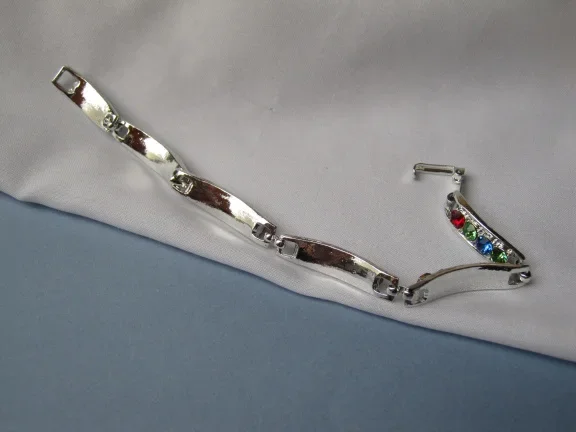 Armband zilverkleurig met rood, blauw en groene kristal rijnstenen 18.7 cm. - Afbeelding 5