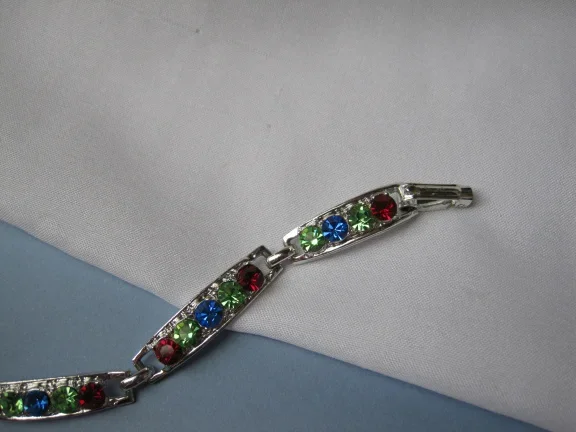 Armband zilverkleurig met rood, blauw en groene kristal rijnstenen 18.7 cm. - Afbeelding 6