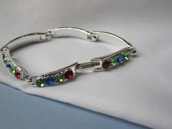 Armband zilverkleurig met rood, blauw en groene kristal rijnstenen 18.7 cm. - Afbeelding 7