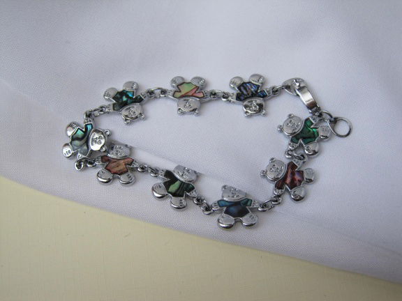 Armband zilverkleurig beertjes met gekleurde abalone schelp truitjes 18 cm - nr. 1