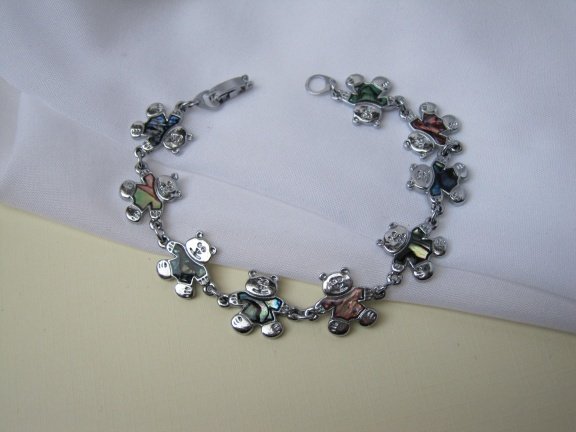Armband zilverkleurig beertjes met gekleurde abalone schelp truitjes 18 cm - Afbeelding 3