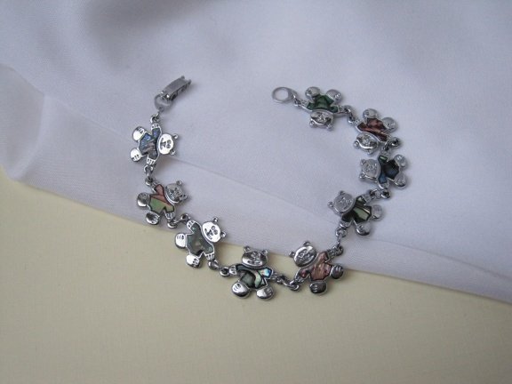 Armband zilverkleurig beertjes met gekleurde abalone schelp truitjes 18 cm - Afbeelding 4