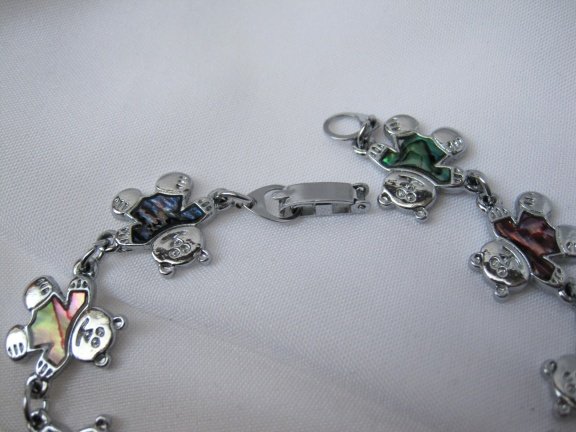 Armband zilverkleurig beertjes met gekleurde abalone schelp truitjes 18 cm - Afbeelding 5