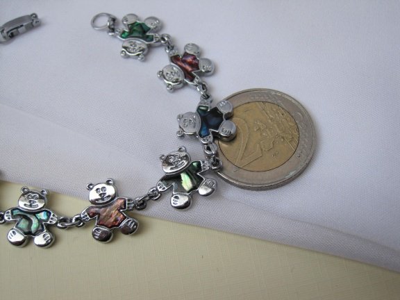 Armband zilverkleurig beertjes met gekleurde abalone schelp truitjes 18 cm - Afbeelding 6