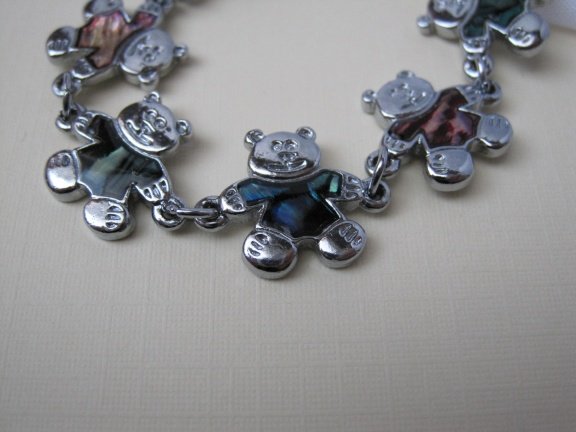 Armband zilverkleurig beertjes met gekleurde abalone schelp truitjes 18 cm - Afbeelding 7