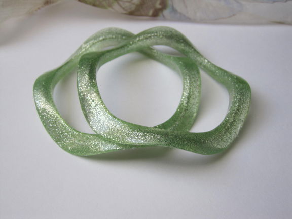 Armband groen glitter gegolfde kunststof 6.2 cm 2 stuks - nr. 1