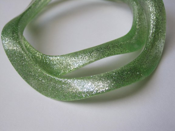 Armband groen glitter gegolfde kunststof 6.2 cm 2 stuks - Afbeelding 2