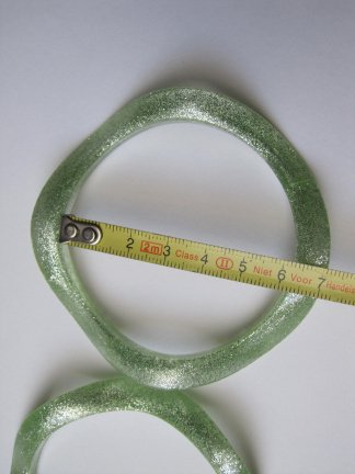 Armband groen glitter gegolfde kunststof 6.2 cm 2 stuks - Afbeelding 3