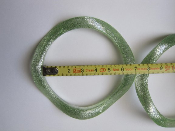 Armband groen glitter gegolfde kunststof 6.2 cm 2 stuks - Afbeelding 4