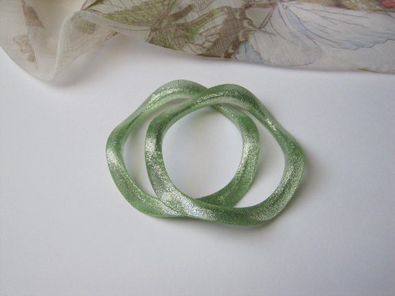 Armband groen glitter gegolfde kunststof 6.2 cm 2 stuks - Afbeelding 5