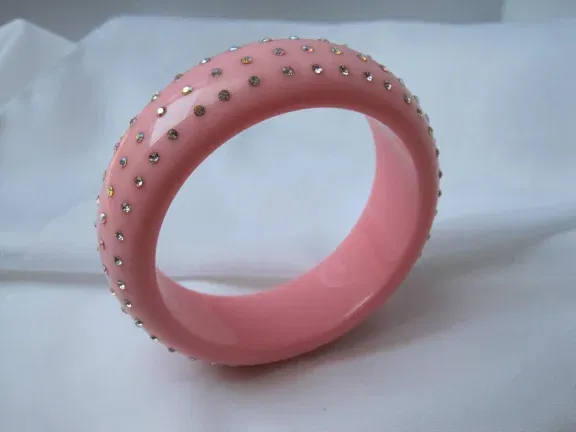 Armband roze kunststof vol heldere en aurora rijnsteentjes 6.5 cm - nr. 1