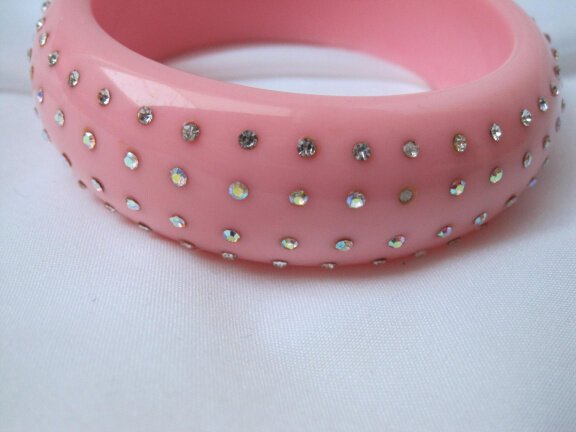 Armband roze kunststof vol heldere en aurora rijnsteentjes 6.5 cm - Afbeelding 4