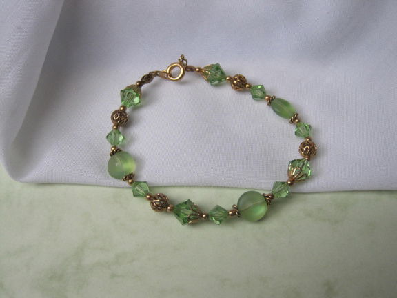 Armband groen helder en frosted kristal kralen goudkleurige spacers en kralen 19 cm - nr. 1