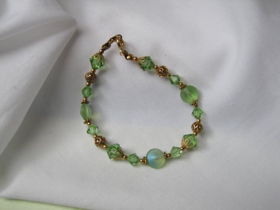 Armband groen helder en frosted kristal kralen goudkleurige spacers en kralen 19 cm - Afbeelding 2