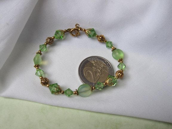 Armband groen helder en frosted kristal kralen goudkleurige spacers en kralen 19 cm - Afbeelding 3