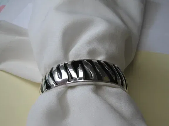 Armband zilverkleurig met zwart emaille klapmodel 4.8x6.1 cm - nr. 1