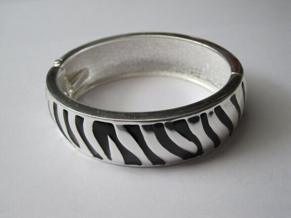 Armband zilverkleurig met zwart emaille klapmodel 4.8x6.1 cm - Afbeelding 2