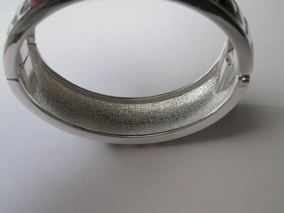 Armband zilverkleurig met zwart emaille klapmodel 4.8x6.1 cm - Afbeelding 3