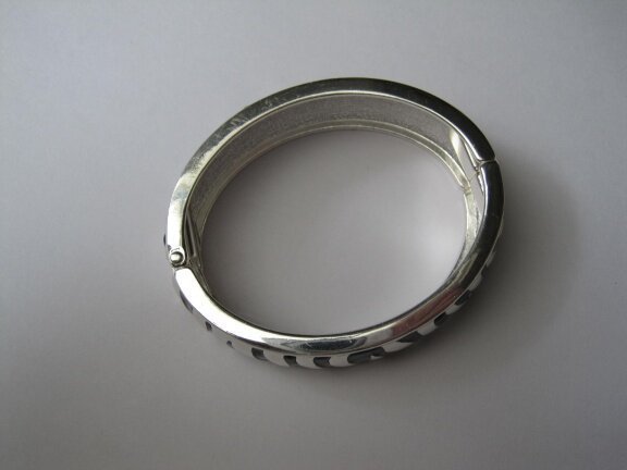 Armband zilverkleurig met zwart emaille klapmodel 4.8x6.1 cm - Afbeelding 4