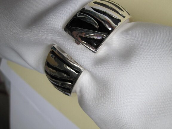 Armband zilverkleurig met zwart emaille klapmodel 4.8x6.1 cm - Afbeelding 5