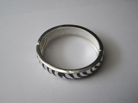 Armband zilverkleurig met zwart emaille klapmodel 4.8x6.1 cm - Afbeelding 6