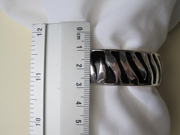 Armband zilverkleurig met zwart emaille klapmodel 4.8x6.1 cm - Afbeelding 7