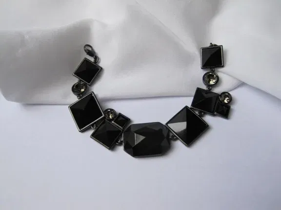 Armband zwart metaal en kunststof stenen en rijnsteen details 18.5 cm - nr. 1