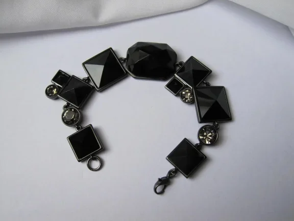 Armband zwart metaal en kunststof stenen en rijnsteen details 18.5 cm - Afbeelding 2
