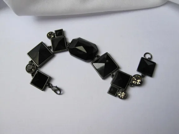 Armband zwart metaal en kunststof stenen en rijnsteen details 18.5 cm - Afbeelding 3