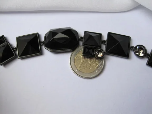 Armband zwart metaal en kunststof stenen en rijnsteen details 18.5 cm - Afbeelding 4