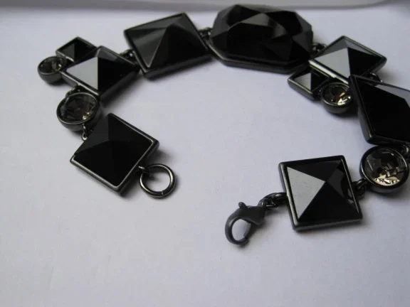 Armband zwart metaal en kunststof stenen en rijnsteen details 18.5 cm - Afbeelding 5