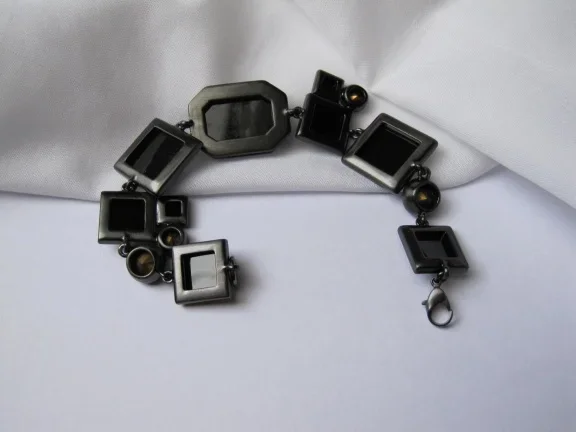 Armband zwart metaal en kunststof stenen en rijnsteen details 18.5 cm - Afbeelding 6