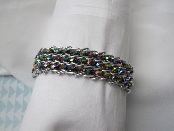 Armband zilverkleurig met aurora glaskralen 18-21 cm - nr. 1