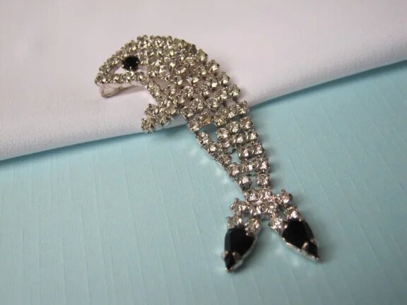 Broche zilverkleurige dolfijn met kristal rijnsteentjes 6.0x2.1 cm. - nr. 1