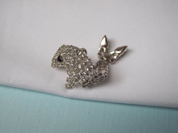 Broche zilverkleurige dolfijn met kristal rijnsteentjes 6.0x2.1 cm. - Afbeelding 3