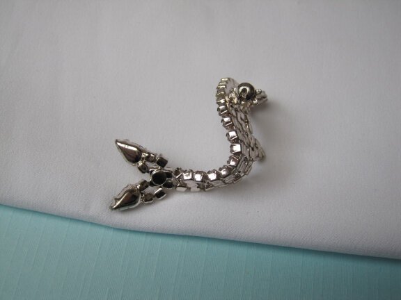 Broche zilverkleurige dolfijn met kristal rijnsteentjes 6.0x2.1 cm. - Afbeelding 4