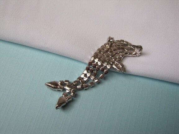 Broche zilverkleurige dolfijn met kristal rijnsteentjes 6.0x2.1 cm. - Afbeelding 6