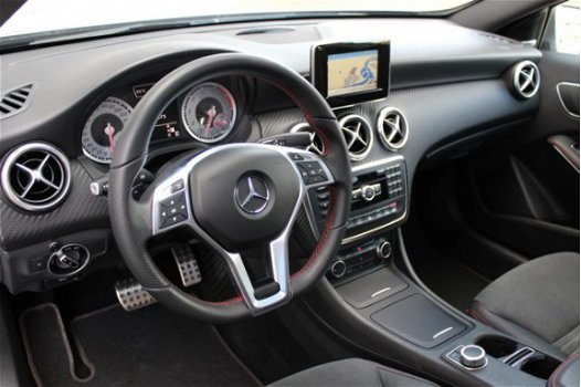 Mercedes-Benz A-klasse - A180 Aut7 AMG-Pakket Navi Harman/Kardon Panoramadak Led-Xenon - 1