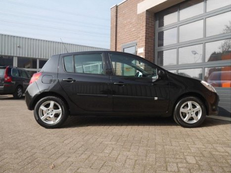 Renault Clio - 1.2-16V Business Line - 1