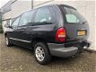 Chrysler Voyager - 2.4i SE Luxe NAP NWE APK invalide / rolstoel auto Airco Cruise Elektrische Pakket - 1 - Thumbnail